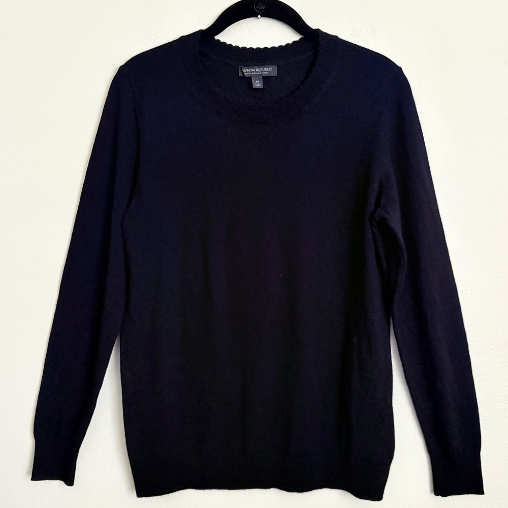 Banana Republic 100% Extra Fine Merino Wool Scallop Black Pullover Sweater Sz M